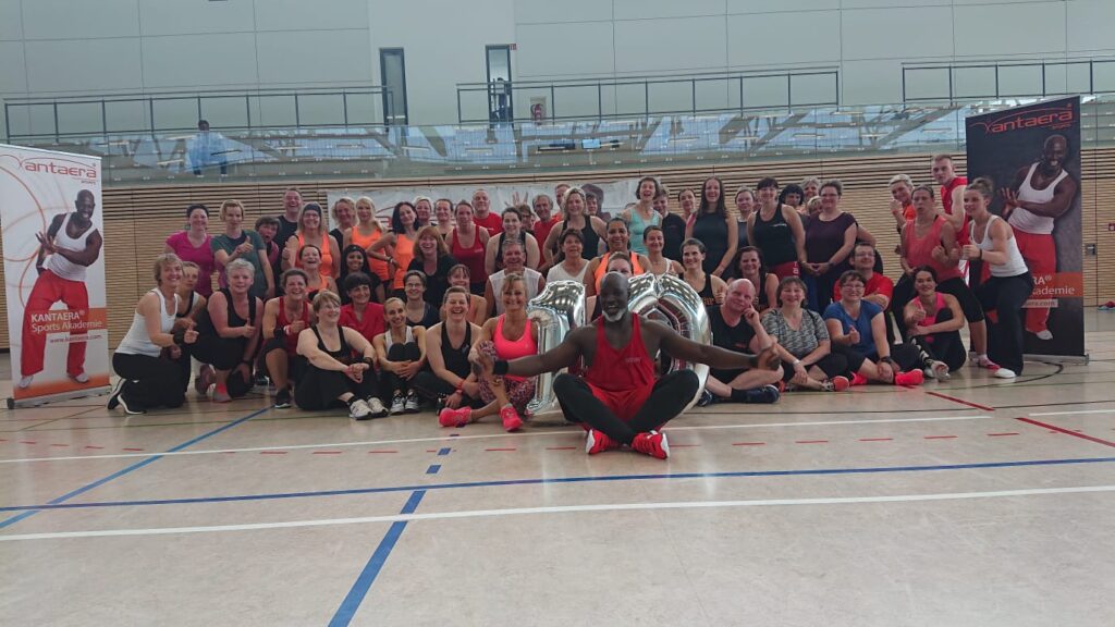 Gruppenfoto mit Sekou Kante beim Jubiläums-Workshop „10 Jahre KANTAERA®“ in Falkensee 2019