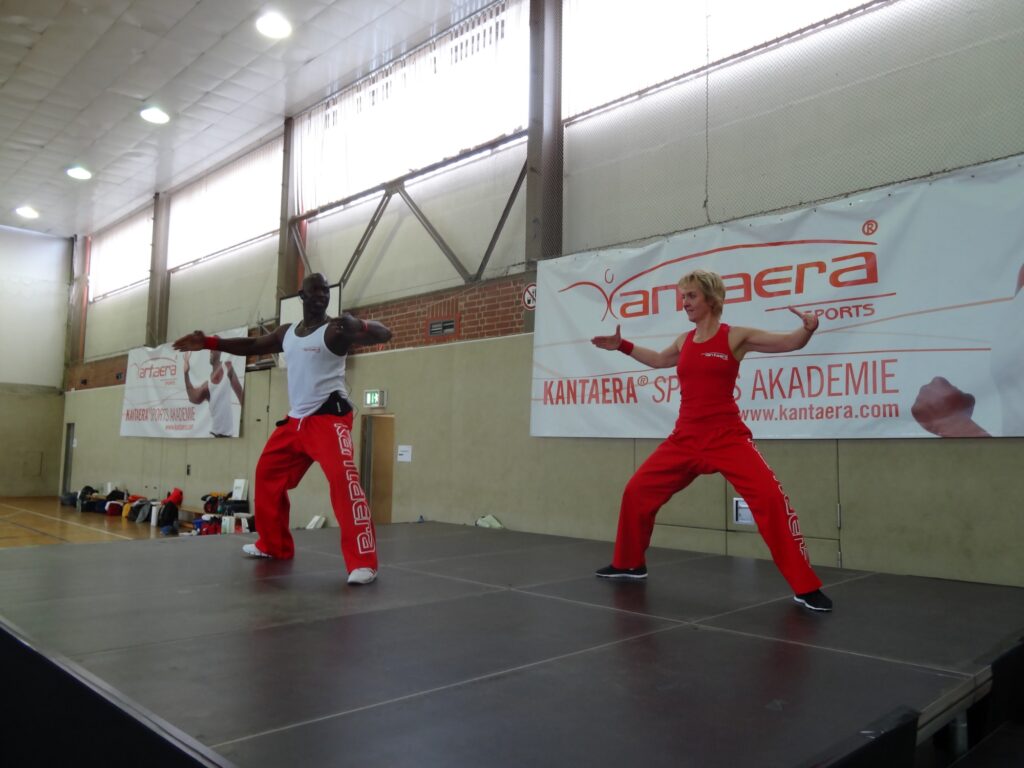 Sekou Kante und Team auf der Bühne beim 4. KANTAERA®-Workshop in Falkensee 2013
